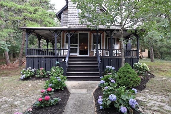 6 Arlington Ave - Image 1